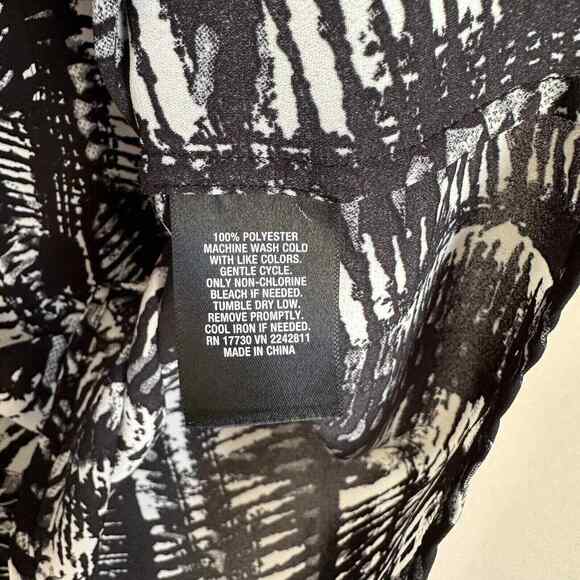 Mossimo Sleeveless Blouse Black White Abstract Print Deep V-Neck Chest Pockets - Picture 4 of 6